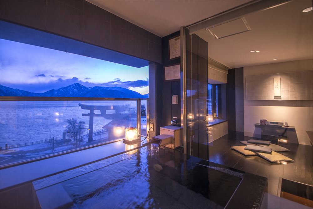 Nikko Chuzenji-ko Onsen Hotel Hana-An_Superior room including hot spring bath with view: enjoy pure alkaline springs 24 hours a day feeling the open air in this partly sheltered outdoor bath with a stunning view.